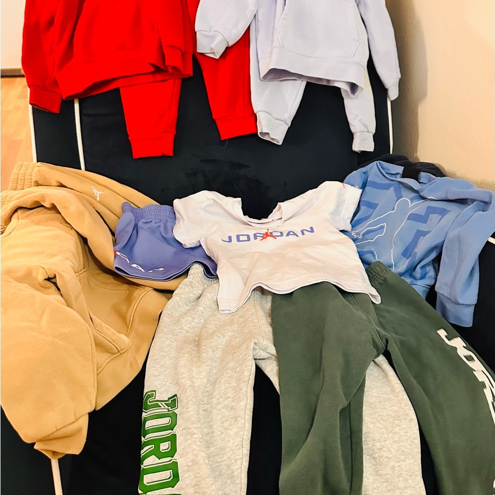 5 sets of jordan and 2 jogger fans Jordan. In good condition.